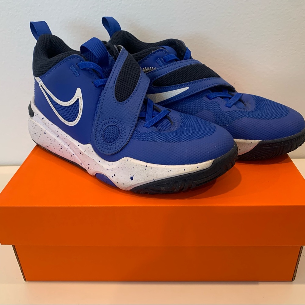 Nike Team Hustle D 11 (GS) size 4Y (youth size)